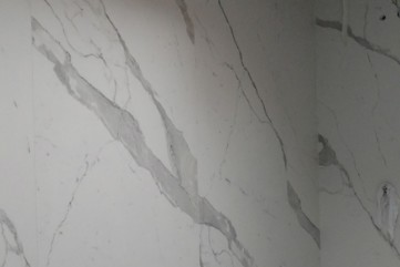 spiek kwarcowy blat na wymiar montaż wyspa kuchnia łazienka Blat spiek Kominek w spieku Ściana w łazience ze spieku kwarcowego Bianco Statuario Venato mat