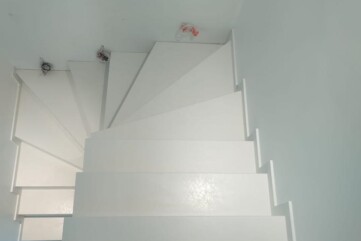 schody wykonane ze spieku kwarcowego Laminam Seta Blanc 12 mm