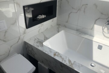 A bathroom made of the Arabescato Oro LARGE FORMAT CERAMICS
