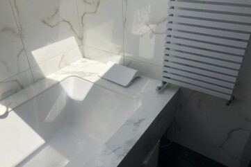 A bathroom -Arabescato Oro quartz sinter