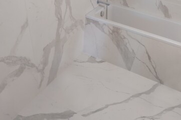 A bathroom - Bianco Statuario Venato LARGE FORMAT CERAMICS