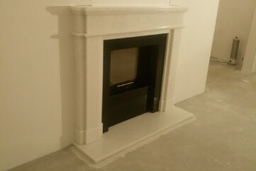 A frontal fireplace - Jet Black granite & Blanco Ibiza marble