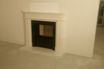 A frontal fireplace - Jet Black granite & Blanco Ibiza marble