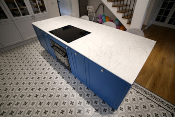 A kitchen island and worktops -Frankoslab Carrara LARGE FORMAT CERAMICS