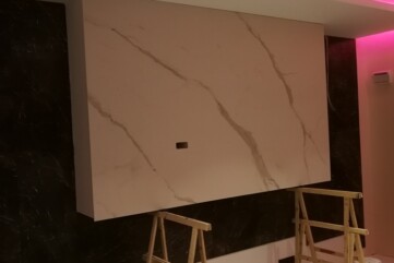 The TV wall made of the Calacatta Oro Venato quartz sinter
