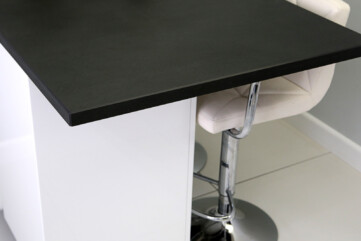 A kitchen table - Laminam Calce Nero Quartz sinter.