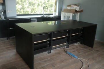 The kitchen worktops and the island - Ossido Nero LARGE FORMAT CERAMICS