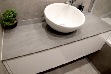 The worktop in the bathroom - Pietra di Savoia Grigia quartz sinter
